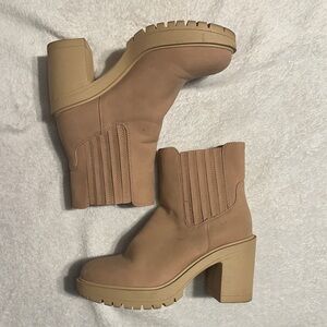 Chunky‎ Tan Ankle Heeled Booties Size 6.5